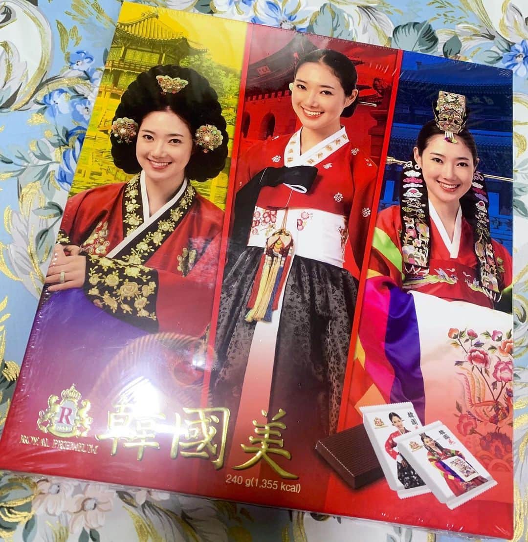 のインスタグラム：「旦那さんのお土産のセンスな(๑′ᴗ‵๑)  #韓国美 #チョコレート #なかなか美味しい」