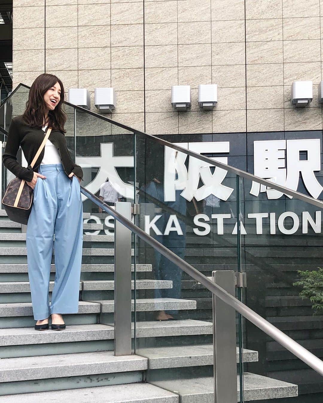 のインスタグラム：「大阪駅どーんっと なんか面白い構図、、ナイス母📷笑  勧めてもらって気になってた グランフロントにある @joesshanghai.osaka で 小籠包ランチ食べた日☺️🥢 1個が大きくてスープたっぷたぷの 愛らしいフォルム..🌰 美味しかった♡♡ . 小籠包大好きですー お勧めのお店あったら教えてください🥰🥰 . #lunch#小籠包#大阪ランチ #大阪駅#笑」