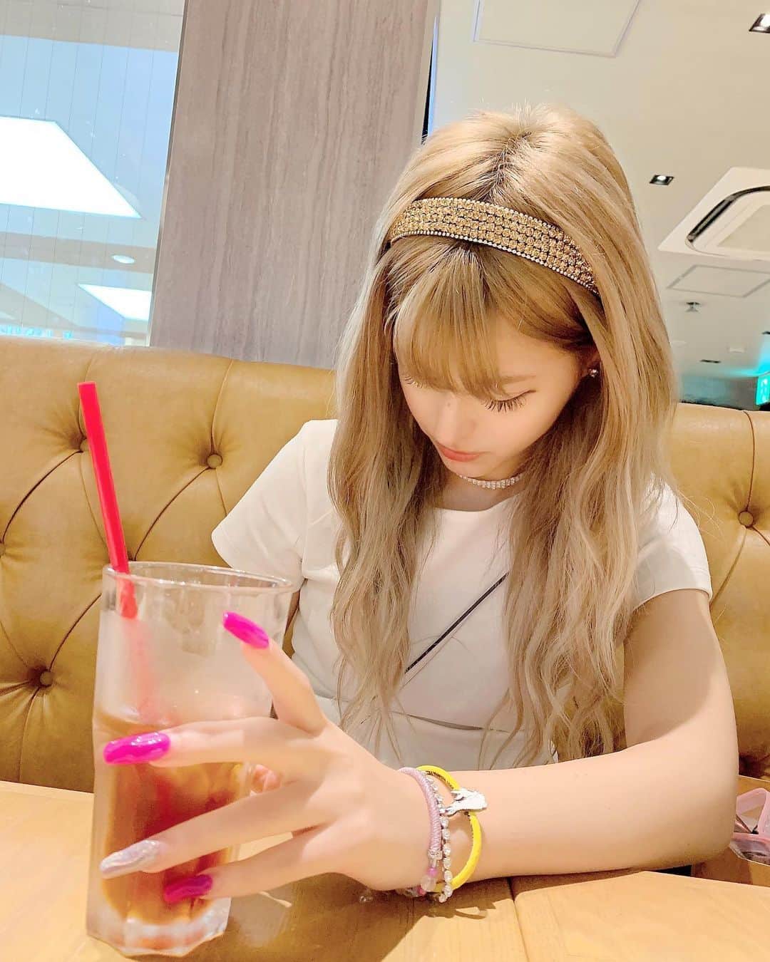 アンジェリカのインスタグラム：「♡ . .  人生初の メガネ 作ったからメガネ待ち～♡笑目が悪くなったからね。( ･᷄д･᷅ )👋笑  なんか、ままのiPhoneカメラの方が毎回画質いい気がする🤨🤨♡。 . .  #人生初メガネ #カフェ #パンケーキ #食べた#カチューシャ #買った 😍」