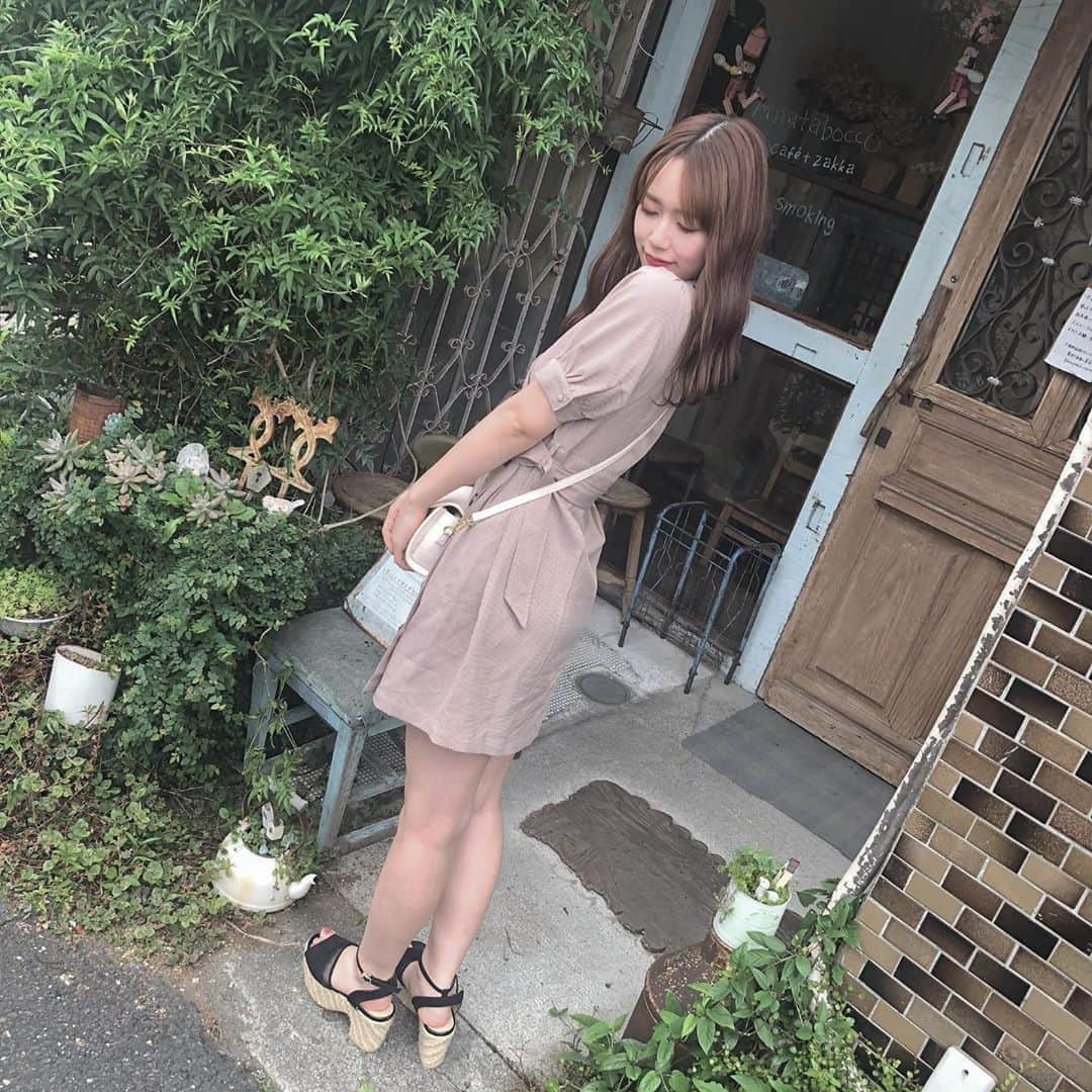 服部有菜さんのインスタグラム写真 - (服部有菜Instagram)「オシャレなカフェの入り口☕️ カバンもお洋服もRURUさんのです❤︎ . . #岐阜 #多治見 #岐阜カフェ #多治見カフェ  #ruru」9月14日 16時16分 - yuna__0330.48