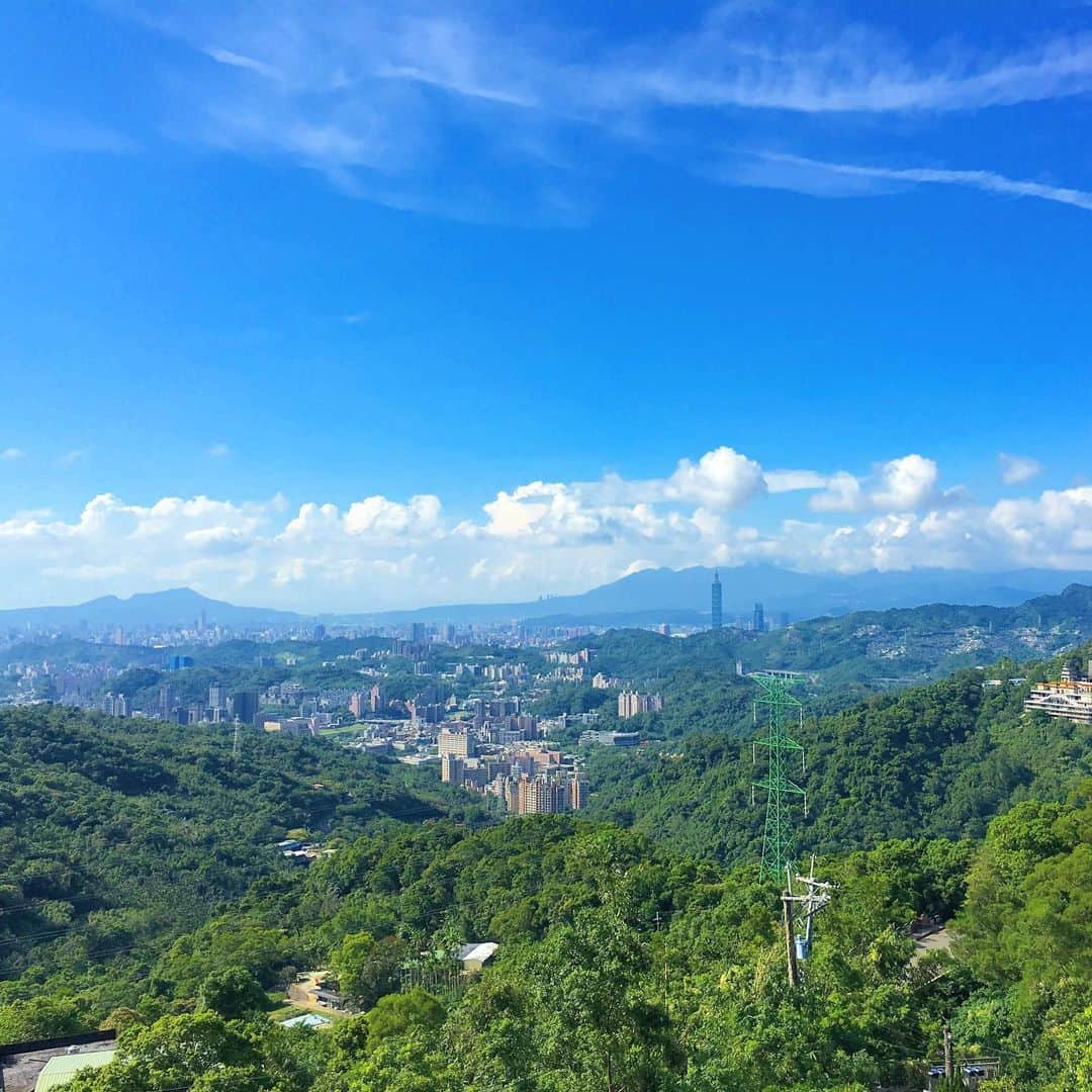 中倉隆道さんのインスタグラム写真 - (中倉隆道Instagram)「. 台北の空を一人占め♬ . 猫空鉄観音茶を飲みながらホッと一息☺️🍵 . 台北の青空キレイ✨✨ . MAOLAN TEA HOUSEのテラス席眺望最高♬ . . ずっと見ていられるー。 癒される😊✨✨ . ココ、おススメ！！ . #猫空 #鉄観音茶 #maolanteahouse #台湾 #台湾旅行 #中倉隆道 #フリーアナウンサー #アニメ研究家 #柿ピー研究家 #台湾大好き#台湾グルメ #tripfervertaiwan #taipei #taiwantrip #taiwanlove #つながる台湾 @globalwifi_official @tripfever_taiwan」9月14日 16時25分 - ryudo.tokyo