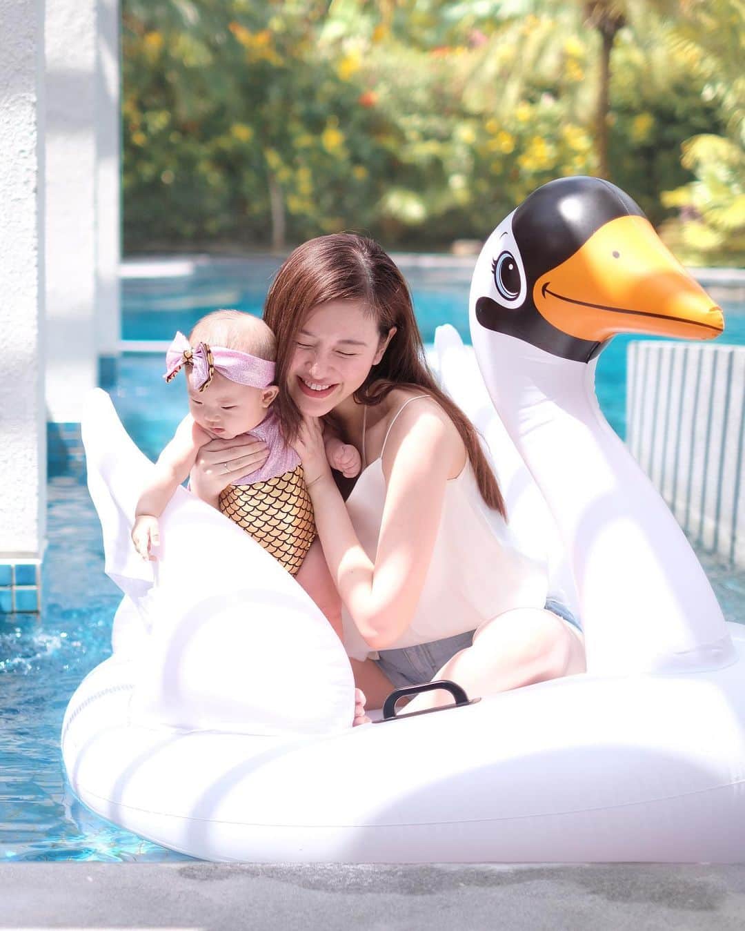 ジェシカ・ヤマダのインスタグラム：「My favorite merbabies 💛💚 how come they’re 7 months old now! 🤭 I need to take more pictures to freeze the moments like this 💕 @jessbebes . #jessbebes #ellejessinbali #possessiveobsessivemom」