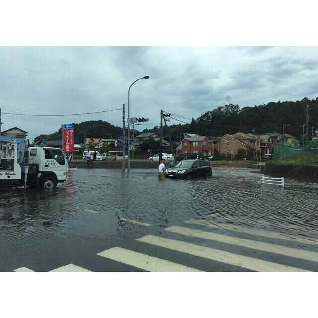 朝比奈彩さんのインスタグラム写真 - (朝比奈彩Instagram)「. . . . 今日撮影にきていて、 台風の被害に遭われてる方と 直接お話をさせて頂きました。 . 私にできる事は、 少しでも多くの方々に知ってもらう事 ではないか。と思い書きました。 . . 千葉県富津市など、 内房地域でも被災されてる方が 沢山いらっしゃるそうです。 台風直撃直後から停電、断水になり、 一部地域では水が出ていましたが、 現在は止まっているそうです。 . 富津市の竹岡では、 コンビニもスーパーもやってなく、 ガソリンも買えないそうです。 . 今日沢山お話をさせて頂き、 被災の大きさを改めて肌で感じました。 少しでも早い復旧と、被災地区の方々が 安心して生活出来るように。 と思います。 . . .」9月14日 16時38分 - asahina_aya