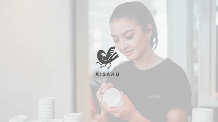 ラライン・シャーのインスタグラム：「Memperkenalkan untuk pertama kalinya di Indonesia, kopi lokal “third wave”  dengan susu alternatif yang ramah vegan, @oatly!  Bagian dari hasil penjualan 5000 cangkir pertama KisakuxRalineShah ini kita niatkan untuk memperindah taman buat anak-anak bermain yang terletak pas di depan Kisaku di Jalan Laksana 1 no 24. Seneng banget bisa share kecintaan untuk kopi favoritku! #kisakuxralineshah @kisaku.co」