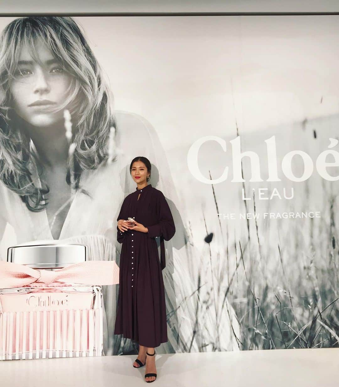 上原歩さんのインスタグラム写真 - (上原歩Instagram)「@chloe 🌹l'eau  new release party♡ l'eau（ロー）とは水のこと。 水のようなみずみずしさの中にクロエの放つ女性性。 内側から放つような柔らかさなのに鼻の奥まで届いて思わず香りのありかを探してしまうような。 今回も、うっとり❤️ ・ #chloe #perfume #love #happy #instagood #life #クロエロー #」9月14日 16時43分 - ayumiuehara