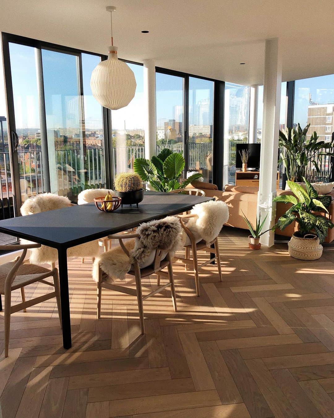 Estée Lalondeのインスタグラム：「Breaking up my Portofino content to let you all know my dining table chairs have arrived and I’m never leaving my flat again. 🤷🏼‍♀️ #ELhome」