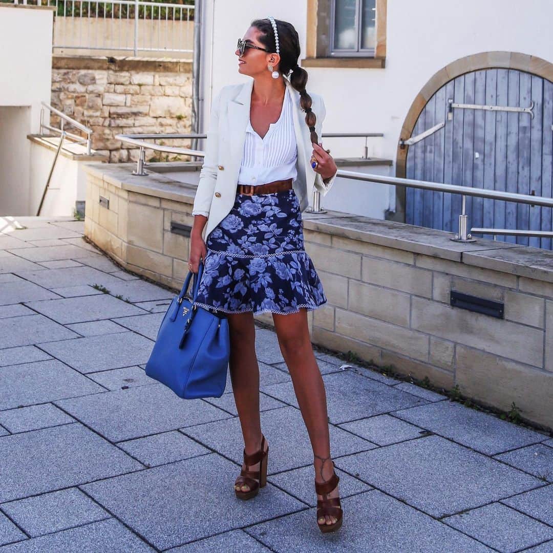 Anniのインスタグラム：「It‘s weekend ... enjoy it 💙✨// {see more pics on my Blog} ☀️✨ #happyweekend ——————————————————————————— • • • • •  #outfit #fashion #fashionblogger #ootd  #shopbop #fashionblogger_de #blogger #inspiration #inspo #girl #me #look #ig #kissinfashion #americanstyle #stuttgart #liketkit #love #germany #naturelover」
