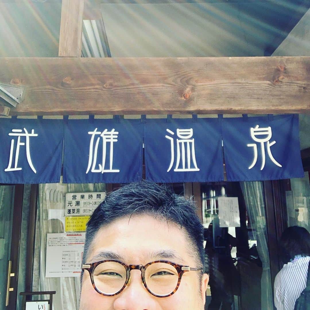 松尾諭のインスタグラム：「S-A-G-A 佐賀！ 福岡から特急で佐賀入って車借りてまずはラーメン、いちげん。例によって人違いされたけど美味しかった。  そこから武雄。 大雨の被害も随分復旧された武雄温泉へ。佐賀は熱いお風呂も良い！  からの武雄神社。 武雄の大楠、圧巻でした。気が満ちました。  そこから井手のちゃんぽん本店…は残念ながら大雨の影響でまだお休みしてました。また来ます。  で、佐賀駅で車返してただいま古湯温泉到着。 #古湯映画祭」