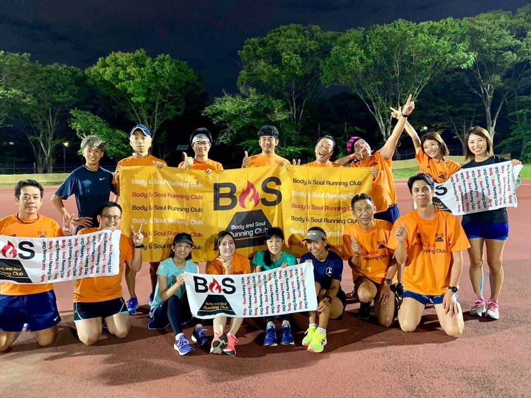 西谷綾子のインスタグラム：「✴︎ 昨夜のBaSRC🌃🏃🏃‍♀️ ご参加ありがとうございました😊💓✨ ・ ・ ムシっ蒸し暑さから解放されて ようやく走りやすい季節になりましたね🍁🤗 ・ ・ これまで走ったことがない距離やペースに挑戦する、 自分と勝負する時って、 私は緊張するし勇気がいります。 でも叶えたい目標がある。。 少しでもこーなりたいって気持ちがある。 ・ 仲間の頑張る姿に刺激をもらったり、 誰かの言葉に励まされ背中を押されたり♪ ・ BaSRCを通して何か新しい発見やキッカケなど掴んでもらえたら嬉しいです✨☺️ ・ ・ 次回は、9/20(金)19:10〜 http://basrc.spo-sta.com ・ 李さんからの🇺🇸お土産 めっちゃ美味しかったです😋 ありがとうございます♡  明日はMGCもありますが、 BaSRCの仲間はシドニーマラソンや信越五岳110km、 スパルタンレースに挑戦っ‼︎ 仲間のレースは自分のことのようにドキドキ💓😆✨✨そして、レース話を聞けるのがとても楽しみ🤗  #BaSRC #BodyandSoulRunningClub #初参加の方もいらっしゃり #新たな出会いに感謝」