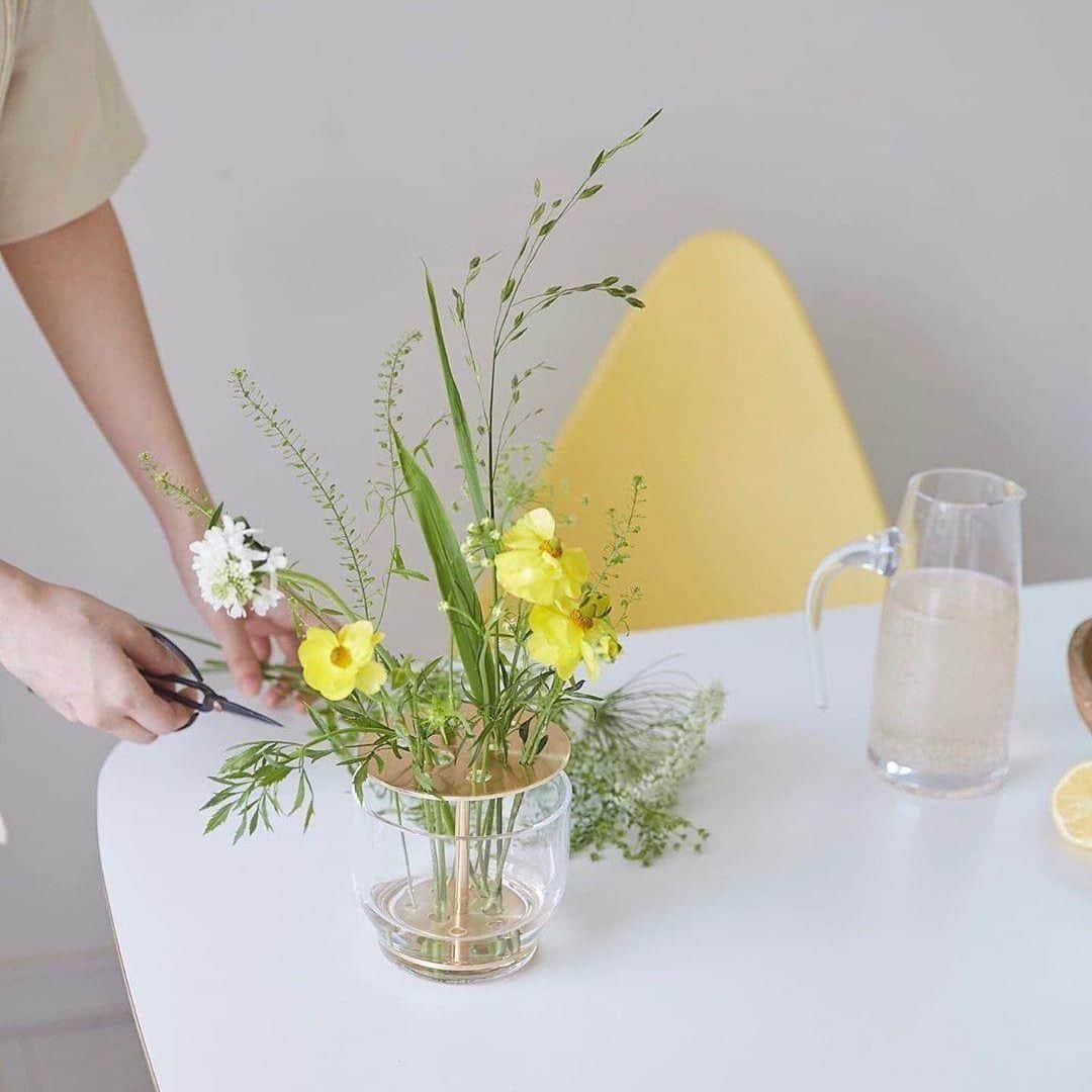 フリッツハンセンさんのインスタグラム写真 - (フリッツハンセンInstagram)「Ikebana brings the beauty of nature indoors  Picture by @project_onul  #fritzhansen #ikebanafritzhansen #jamiehayon #interiordesign #flowers #北欧インテリア #인테리어디자인」9月14日 17時00分 - fritzhansen