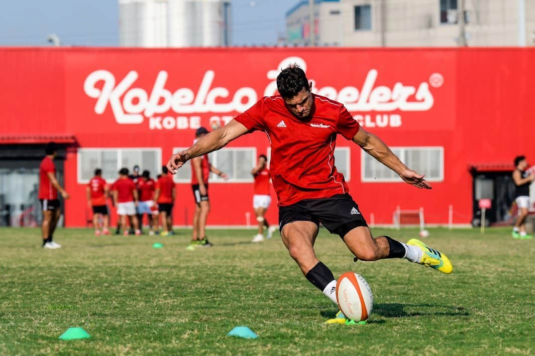 ダニエル・カーターさんのインスタグラム写真 - (ダニエル・カーターInstagram)「A year ago today, I stepped on the rugby field wearing the Steelers jersey for the first time. It was an incredible season and I’m looking forward to next season with the team 🇯🇵🏉 #WeAreSteelers #KobelcoSteers」9月14日 17時01分 - dancarter_