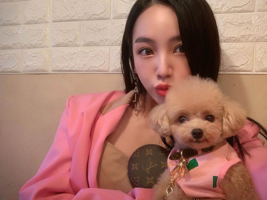 megbabyのインスタグラム：「ぱぶちゃんとカップルコーデ🐶💘 #LOUISVUITTON #PINK #ごはんも美味しいドックカフェおしえて🥺」
