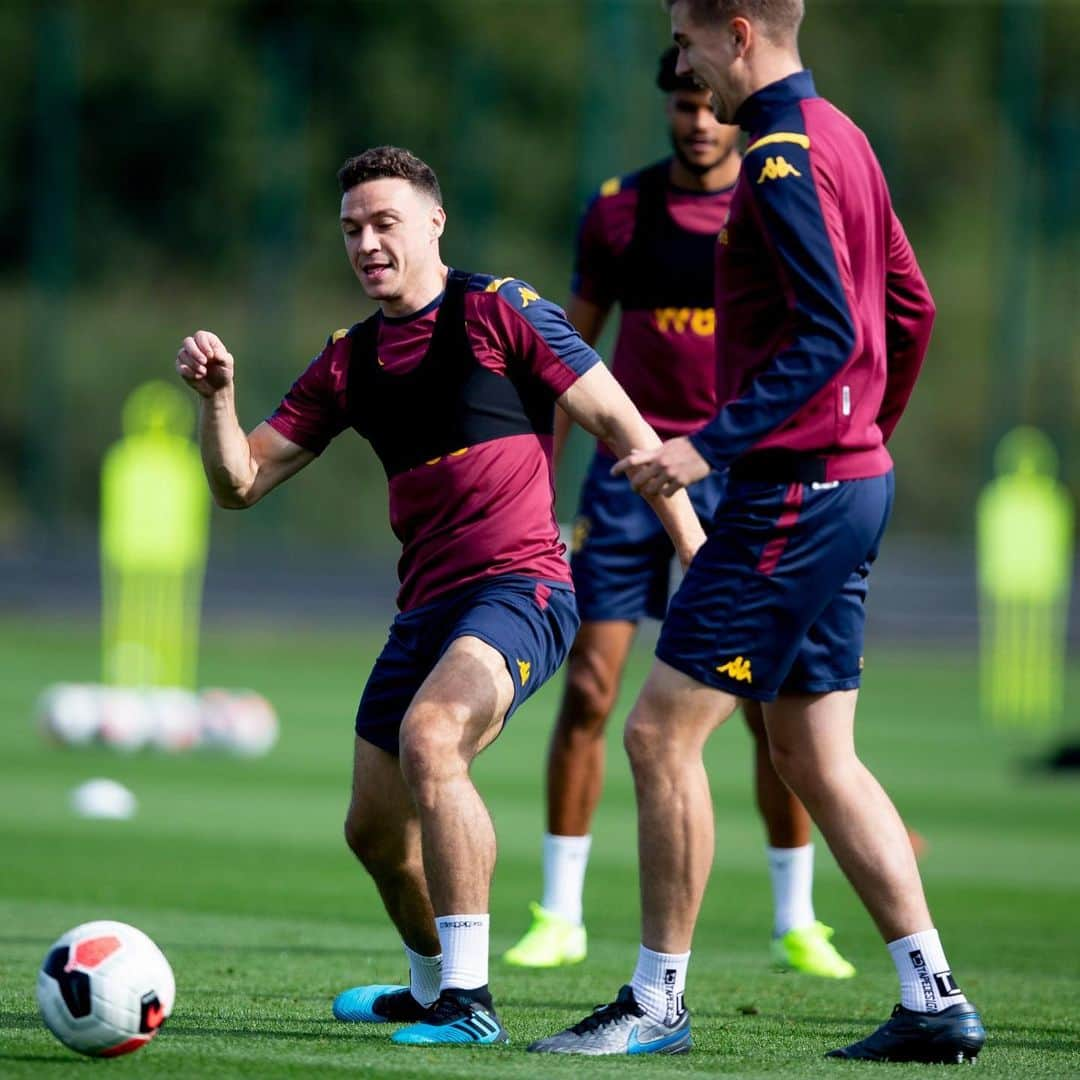 ジェームス・チェスターさんのインスタグラム写真 - (ジェームス・チェスターInstagram)「Great to be back training with the lads this week 🦁 #avfc #utv」9月14日 17時13分 - jameschester23