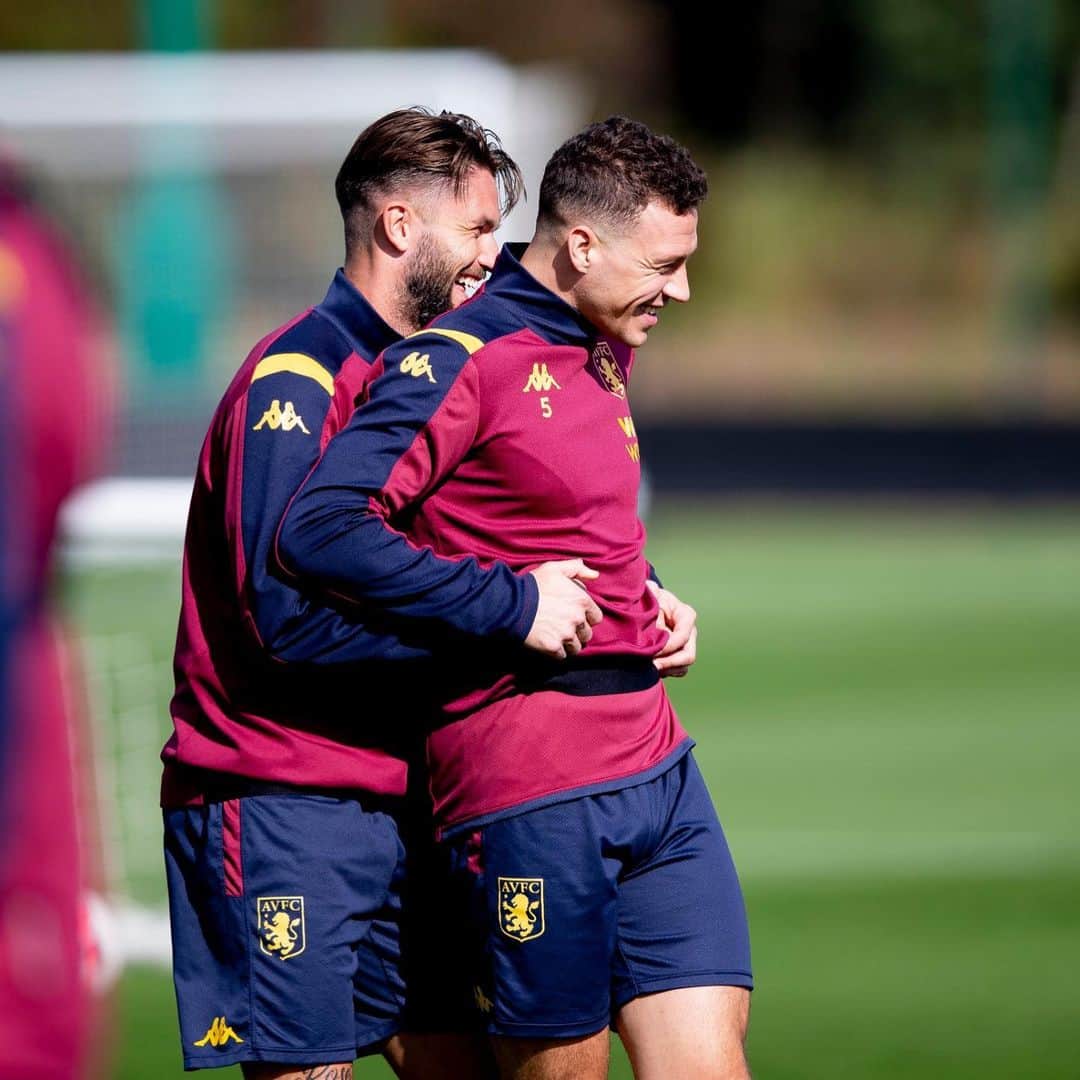 ジェームス・チェスターのインスタグラム：「Great to be back training with the lads this week 🦁 #avfc #utv」