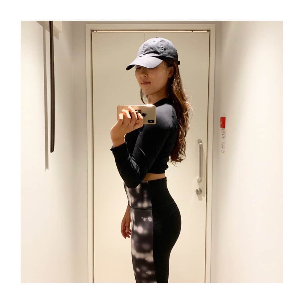 のインスタグラム：「たまには盛ってないリアルなお尻の形を…🍑⛰🍙 . もうしばらく尻トレは封印しようと思ってたけど、今日筋肉痛じゃないのがお尻かハムだけだったからやっちゃった😜 . 明日髪の毛切りに行くついでにゴールド原宿アネックス行こうかな🙂 12:00頃誰かいるかな？ たまに違うジム行くと気分転換になるよね☺️ . . .」