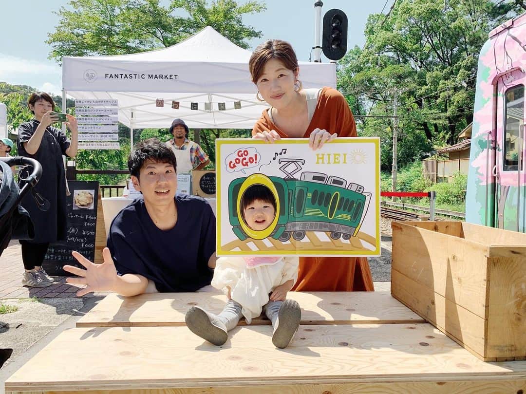 naoko tawaraさんのインスタグラム写真 - (naoko tawaraInstagram)「「FANTASTIC MARKET in えいでん 八瀬比叡山口」に。いい天気で、想像より暑かったけど、ごはんもビールおいしいし、えいでんの車両の中で食べれたり子ども向けのワークショップもあって、娘共々も楽しめました。 子どもサイズの顔ハメはえなにもぴったり。 @lshlshl_kyoto のティラミスはもう一個食べたかった、、、 お店になかなか行けないので、こうやってマーケット出店してるのは嬉しい限り。 #fantasticmarket #graf #えいでん #market #グラフようちえん  #chochan顔ハメ」9月14日 17時16分 - noknok705