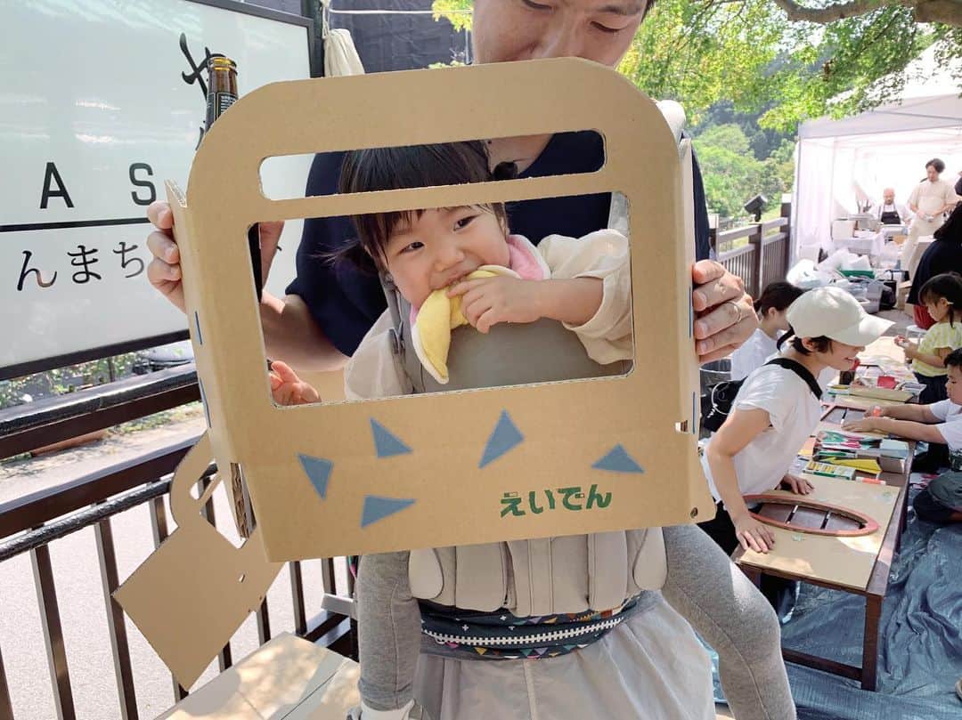 naoko tawaraさんのインスタグラム写真 - (naoko tawaraInstagram)「「FANTASTIC MARKET in えいでん 八瀬比叡山口」に。いい天気で、想像より暑かったけど、ごはんもビールおいしいし、えいでんの車両の中で食べれたり子ども向けのワークショップもあって、娘共々も楽しめました。 子どもサイズの顔ハメはえなにもぴったり。 @lshlshl_kyoto のティラミスはもう一個食べたかった、、、 お店になかなか行けないので、こうやってマーケット出店してるのは嬉しい限り。 #fantasticmarket #graf #えいでん #market #グラフようちえん  #chochan顔ハメ」9月14日 17時16分 - noknok705