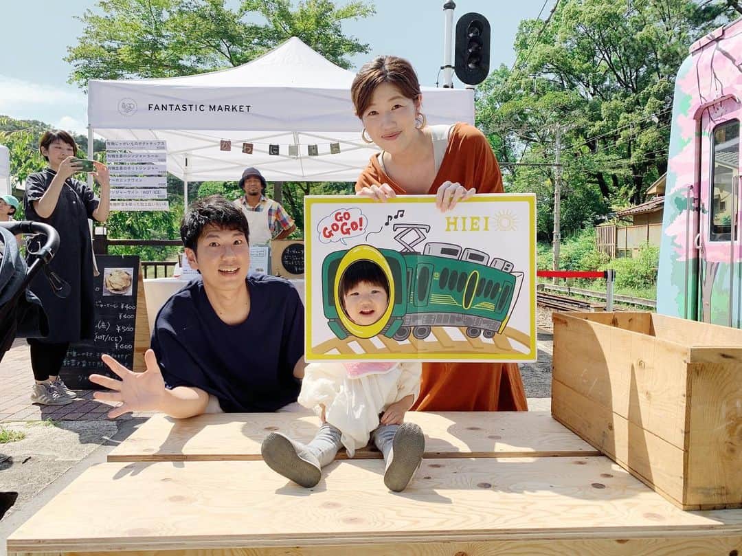naoko tawaraのインスタグラム：「「FANTASTIC MARKET in えいでん 八瀬比叡山口」に。いい天気で、想像より暑かったけど、ごはんもビールおいしいし、えいでんの車両の中で食べれたり子ども向けのワークショップもあって、娘共々も楽しめました。 子どもサイズの顔ハメはえなにもぴったり。 @lshlshl_kyoto のティラミスはもう一個食べたかった、、、 お店になかなか行けないので、こうやってマーケット出店してるのは嬉しい限り。 #fantasticmarket #graf #えいでん #market #グラフようちえん  #chochan顔ハメ」