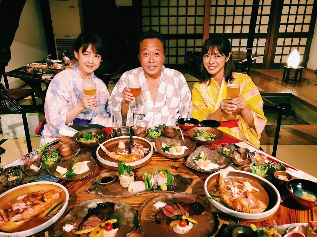 わちみなみのインスタグラム：「😄はじめての旅番組でした！！﻿ ﻿ ﻿ 🐠テレビ東京 土曜スペシャル﻿ 🐠奇跡のひっそり観光地 ﻿ ﻿ 9月14日(土)18:30～20:54﻿ ﻿ 旅のプロ三村さんに連れられ﻿ アシスタントとして相田翔子さん(アシスタント役でしたがプロです)と旅をさせていただきました❗️﻿ ﻿ ただ街をあるくといってもプロは﻿ 歩き方がぜんぜん違いました。。﻿ 目を入れ替えたいぐらいと途中なんど思ったことか、、﻿ タレントとして見習うことばかりでした🖋😭✨✨勉強ロケです！﻿ ﻿ 旅の途中で出会った街の皆さん﻿ お腹がはちきれそうになるまで特産品や﻿ 街のおいしいもの﻿ を食べさせていただいて﻿ ありがとうございました🙇﻿ ﻿ ひっそり感もたのしみつつ﻿ 空気もごはんも素晴らしく最高でしたとくにあのジャム！﻿ ﻿ ぜひご覧ください⭐️﻿ ﻿ #ひっそり観光地﻿ #勉強 #ロケ #大先輩 お二方とも優しく、、﻿ #大好きです ﻿2枚目は三村さんに教えを説かれている」