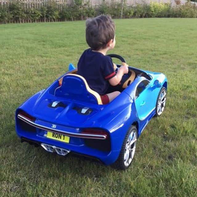ダニエル・オハラさんのインスタグラム写真 - (ダニエル・オハラInstagram)「Ronnie has loved cars since he could walk!! We can’t get him out of his new Bugatti 🤣💙🌎 for all asking it’s from @outdoortoysuk  #bugatti #boystoys #birthday」9月14日 17時29分 - missdlloyd
