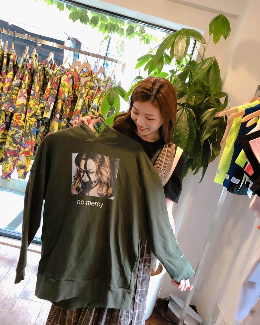 赤谷奈緒子のインスタグラム：「@qalb_official のpop up storeへ💕 . 秋冬にむけてパーカーget☺️💕 全部とっても可愛いかった♡♡ . #qalb #fashion #パーカー #hoodie #thankyou」