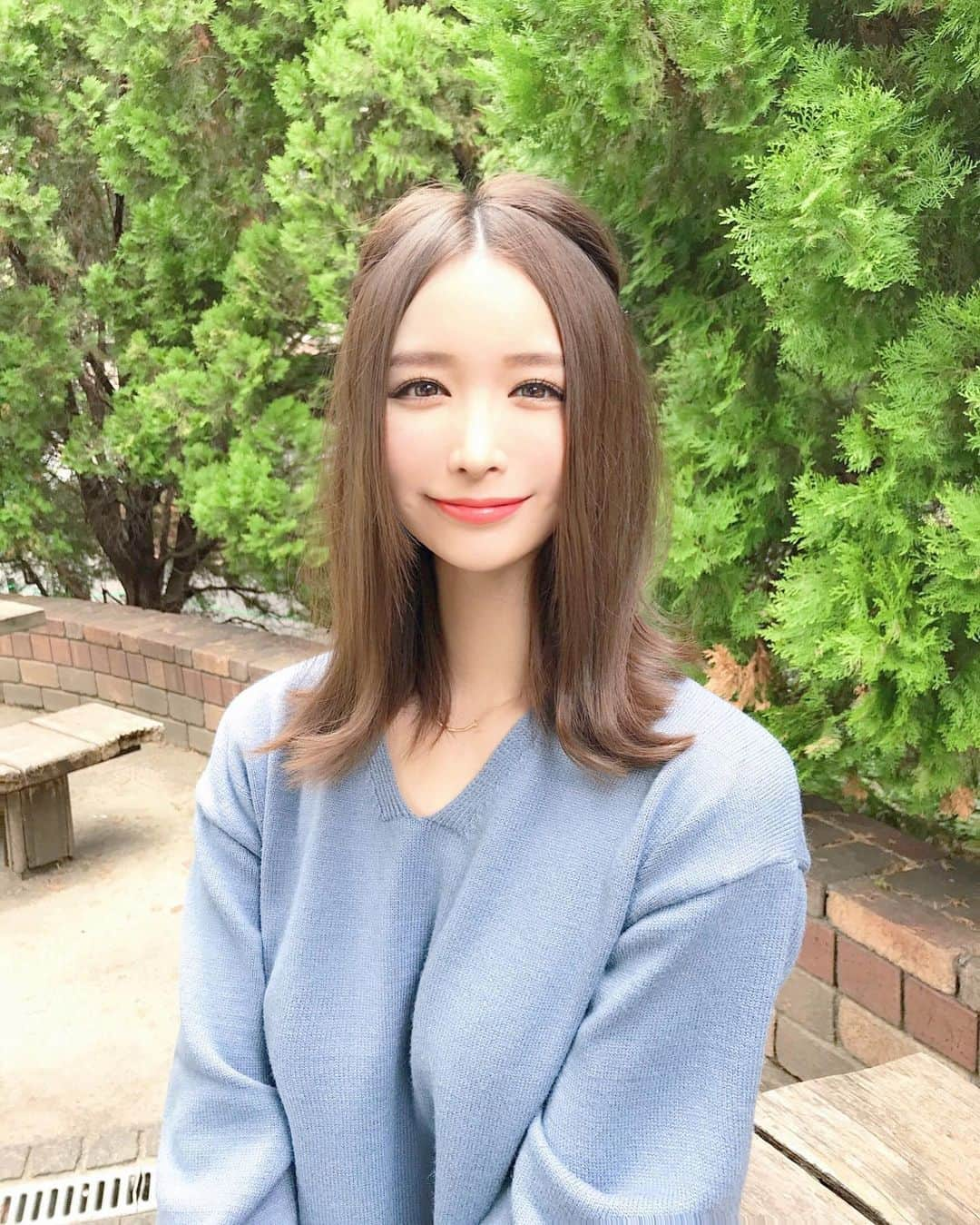 吉見衣世さんのインスタグラム写真 - (吉見衣世Instagram)「少し涼しくなってきたので大好きなブルーのニットワンピ着た🐤❤️ ・ ・ 最近ずっと食べて飲んで本当にムチムチになってきたんやけどいいんだ！！私はムチムチでも愛してくれる人と付き合うのだ！！！笑 ・ ・ ワンピース @lilirena_ サンダル @givenchyofficial ・ ・ ・ ・ #ニットワンピース#ニットワンピ#笑顔」9月14日 17時34分 - iyori_nu