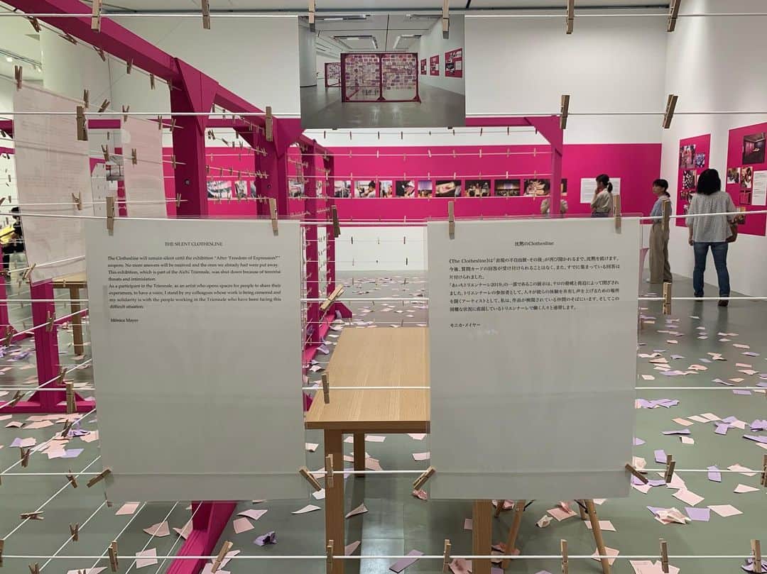 和田彩花のインスタグラム：「Art﻿ ﻿ ﻿ あいちトリエンナーレ﻿ モニカ・メイヤー 《The clothesline》﻿ ﻿ ﻿ ﻿ 「女性として差別されていると感じたことはありますか？それはどのようなものですか？」このような質問に対する回答を展示し、様々な声、意見を知るきっかけを、そのような環境を、モニカ・メイヤーは作品として作り出していたようです。﻿ ﻿ ですが、今は展示一時中止、展示内容の変更が行われています。﻿ 「表現の不自由展・その後」が再開するそのときまで沈黙を続けるようです。﻿ ﻿ ﻿ 質問用紙が床一面に広がり、﻿ 誰の声もここには存在していませんでした。﻿ ﻿ ﻿ 思いを声にできない状況、﻿ それを知るきっかけがない状況、環境、﻿ それは人と人の間に差を作ることに繋がってしまいます。﻿ ﻿ 沈黙することがこれほど怖いもので悲しいものであると、展示内容が変更された作品をみて思い知らされました。﻿ ﻿」