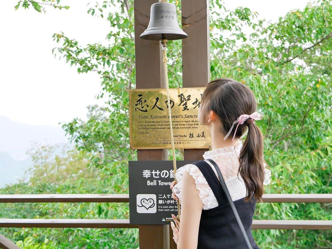 下口ひななのインスタグラム：「幸せの鐘﻿ ﻿ ﻿ ﻿ ﻿ ﻿ 父と母は2人で鐘を鳴らしてました﻿ 素敵ですね﻿ 幸せになりたいよおおおおおおおお﻿ ﻿ ﻿ #緑 #幸せの鐘 #1人で鳴らした ﻿ #父と母 #仲良し #大好き ﻿ #とにかく幸せになりたい」