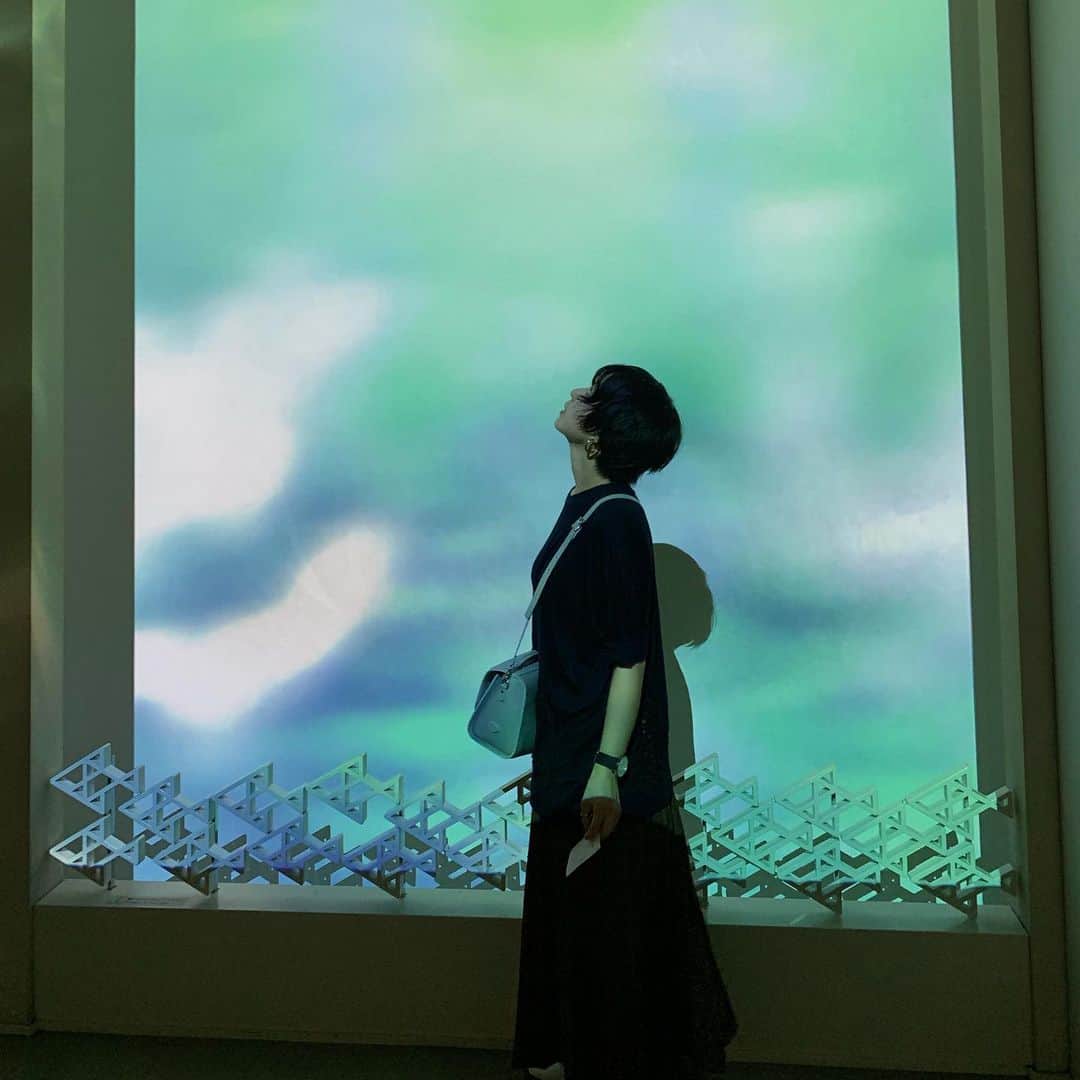 光永さんのインスタグラム写真 - (光永Instagram)「ゆったりシルエットのコーディネート。 アイスグレー？のカバンをポイントに🌏スウェードのプリーツスカートで秋感じてます。 . Tシャツ：#CLANE スカート：#MINELAL ブーツ：#drmartens  バッグ：#zatchels イヤリング：#UNRELISH . ちょっと映え過ぎて写真撮り過ぎたんで、このときのことはまたいつか載せます🐟 東京の水族館、調べたらたくさんあったのでもっともっと色々行こうと思います◎ . . #coordinate #プリーツスカート #ザッチェルズ #水族館 #くらげ  #ソラマチ #すみだ水族館」9月14日 17時46分 - hinata_official__