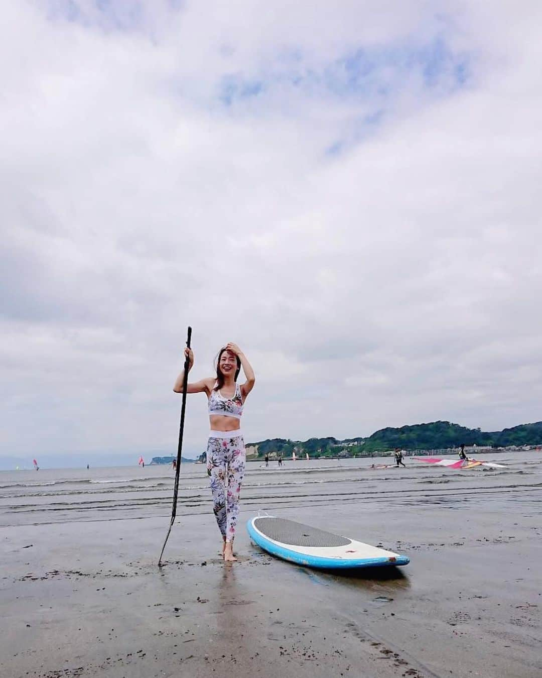 石井亜美さんのインスタグラム写真 - (石井亜美Instagram)「🏄‍♀️ . Stand up paddle boad💙 久しぶりにSUPしてきました〜！！ 今日は少し北風が強めだったので、体力使った。笑 . 海の上にいると、頭の中がからっぽになって最高☺️ 波と風のことしか考えていない時間です。 . 紫外線予防のため、最中の格好はダサめww #お腰につけたきびだんごならぬペットボトル #あみの湘南生活 #ハッピーダイエッター . . #sup #standuppaddle #standuppaddleboarding #zaful #seaside #kamakura #shonanlife  #beach」9月14日 17時58分 - ami_ishii_