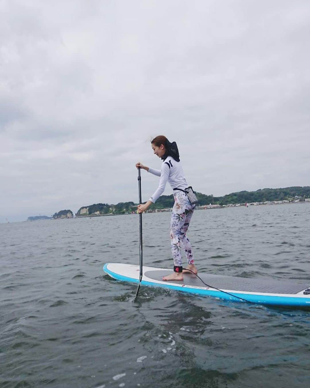 石井亜美さんのインスタグラム写真 - (石井亜美Instagram)「🏄‍♀️ . Stand up paddle boad💙 久しぶりにSUPしてきました〜！！ 今日は少し北風が強めだったので、体力使った。笑 . 海の上にいると、頭の中がからっぽになって最高☺️ 波と風のことしか考えていない時間です。 . 紫外線予防のため、最中の格好はダサめww #お腰につけたきびだんごならぬペットボトル #あみの湘南生活 #ハッピーダイエッター . . #sup #standuppaddle #standuppaddleboarding #zaful #seaside #kamakura #shonanlife  #beach」9月14日 17時58分 - ami_ishii_