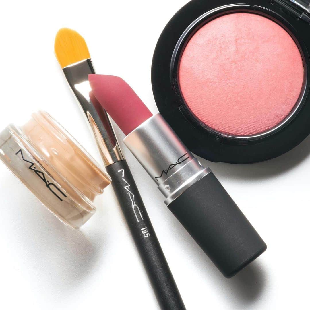 M∙A∙C Cosmetics Japanのインスタグラム：「⠀ 2019年秋冬にM･A･Cが提案するトレンドメイクにぴったりの製品をご紹介✨ ⠀ 2つ目のキーワードは「ロマンティシズム」✨ふんわりとやわらかな雰囲気の中に、芯のある女性像を感じさせるメイクアップがポイント。 ⠀ 普段メイクに取り入れやすいロージーピンクのリップスティックとチークで、内側からにじみ出るような血色感をプラス。目元はクリーミーベージュのクリーミーシャドウで抜け感とツヤを与えて。 ⠀ ⠀ ⠀ ⠀ ⠀ #MACCosmeticsJapan #MACコスメ #MAC #MACCosmetics #MACgirl #ピンクリップ #lip #lipstick #チーク #アイシャドウ #MACアイ #MACリップ #美容 #コスメ #メイク #メイク好き #秋メイク #メイクアップ #コスメ好き」