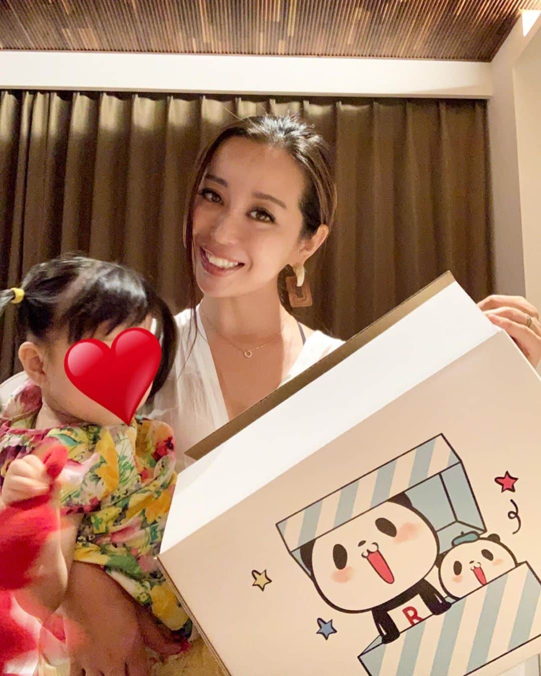 のインスタグラム：「昨年もお世話になった楽天「ママ割」🤱🌟 . 今年は、新規に登録すると合計1000名に抽選で当たる「楽天ママ割3周年記念サンプルボックススペシャル」の、「トドラー&キッズボックス」を特別にいただきました🎁💖 . 色々な商品が入っていたけど、個人的にオーガニックコットンのナプキンが入っていたのが嬉しかった🍀 . 特典のお買いものパンダ刺繍ハンカチも可愛い🐼❤️ .  @rakuten_official のトップにあるリンクから、出産予定日orお子さんのお誕生日を入力するだけで簡単に無料で会員登録ができますよ😉🌈💫 ・・・ ・・・ #楽天 #ママ割 #楽天ママ割 #無料 #サンプルボックス #お買いものパンダ #PR」