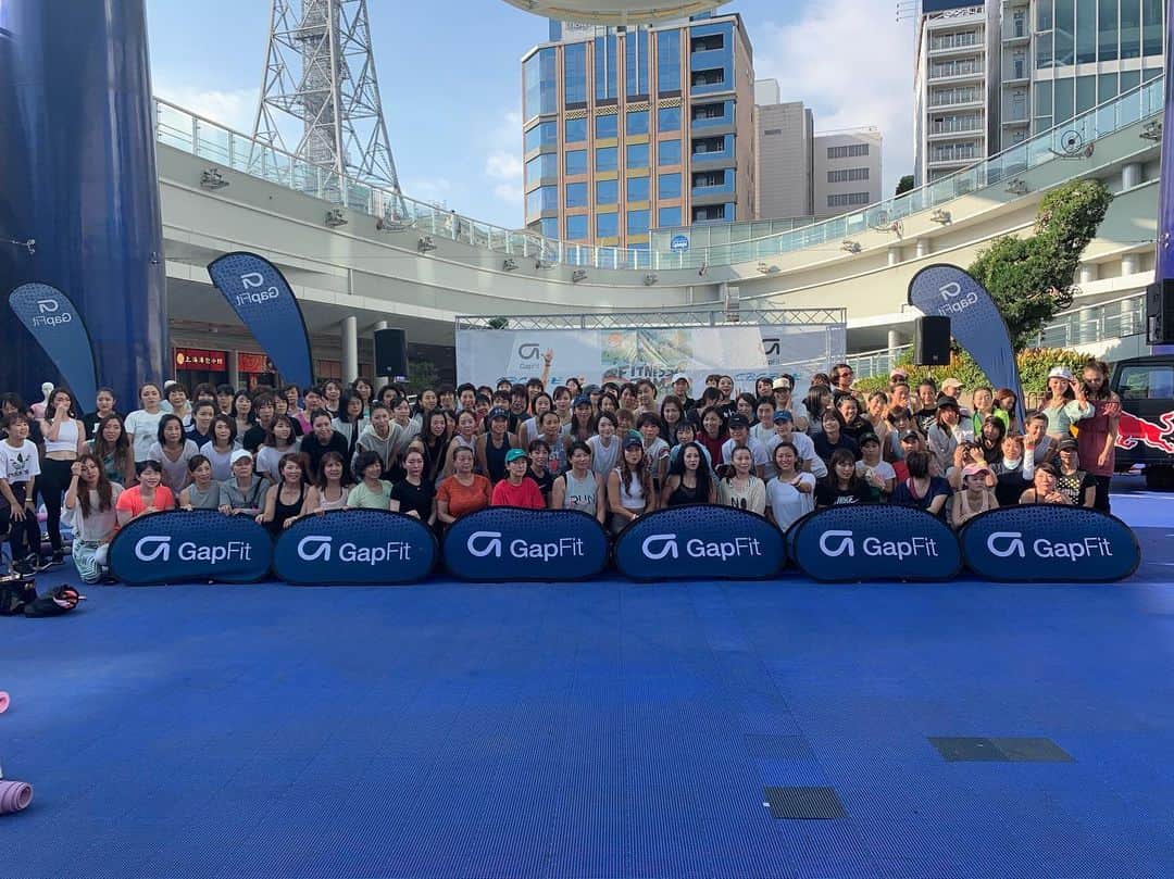 岡部友さんのインスタグラム写真 - (岡部友Instagram)「今日は名古屋栄オアシス２１でGAP フィットのイベントに参加しました〜！ 今日は150人もの女性が集まってくださいました！ 暑い中、皆さまありがとうございます。  今日はいつものバンドを使わないレッスンでしたが、しっかりと回数攻めでできましたね〜！ みなさんついて来てくれてありがとうございます〜！ 明日からスパイス名古屋レッスンです〜！ みなさんにお会いできること楽しみにしています〜！ #spiceupfitness #hiptraining #gluteband #桃尻 #美尻 #女性トレーニング #powerhipness #gap #オアシス21 #岡部友 #ヒップスラスト #hipthrust #weighttraining #美尻トレーニング」9月14日 18時04分 - tomo_fitness