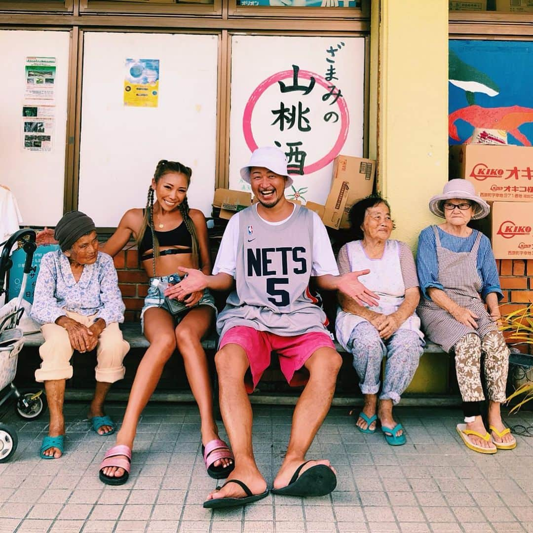 角田麻央さんのインスタグラム写真 - (角田麻央Instagram)「👵🏾👧🏽🧔🏾👵🏽👵🏼 おばあちゃん映え📍105ストア座間味🌺 photo by @yusukeharada ほっこりした☺️ @djtykoh 完全に贅沢なハーレム状態💜笑笑 #沖縄 #座間味 #座間味村 #座間味島 #105ストア」9月14日 18時04分 - maotsunoda888