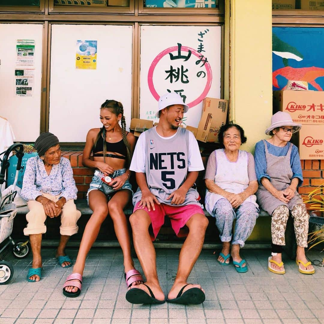 角田麻央さんのインスタグラム写真 - (角田麻央Instagram)「👵🏾👧🏽🧔🏾👵🏽👵🏼 おばあちゃん映え📍105ストア座間味🌺 photo by @yusukeharada ほっこりした☺️ @djtykoh 完全に贅沢なハーレム状態💜笑笑 #沖縄 #座間味 #座間味村 #座間味島 #105ストア」9月14日 18時04分 - maotsunoda888