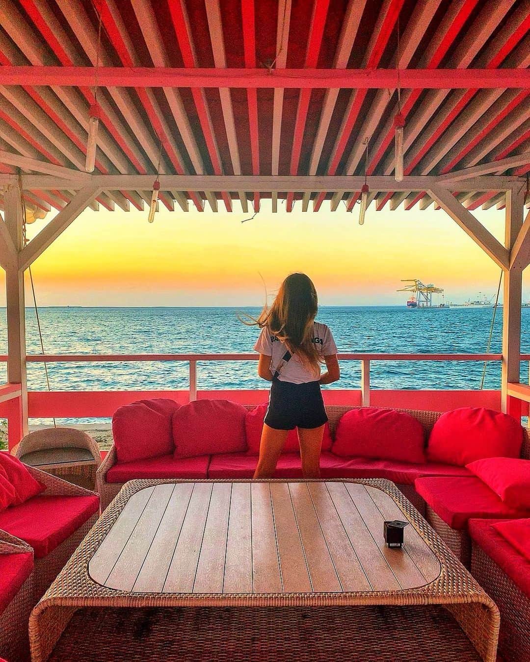 鈴木まりなのインスタグラム：「  A flaming sunset is indescribably beautiful🔥🔥   #okinawa #cozybeachclub  #dj #girlsdj #femaledj #asiandj #Japanesedj #djlife #djingismylife #djinglife #djlifestyle」