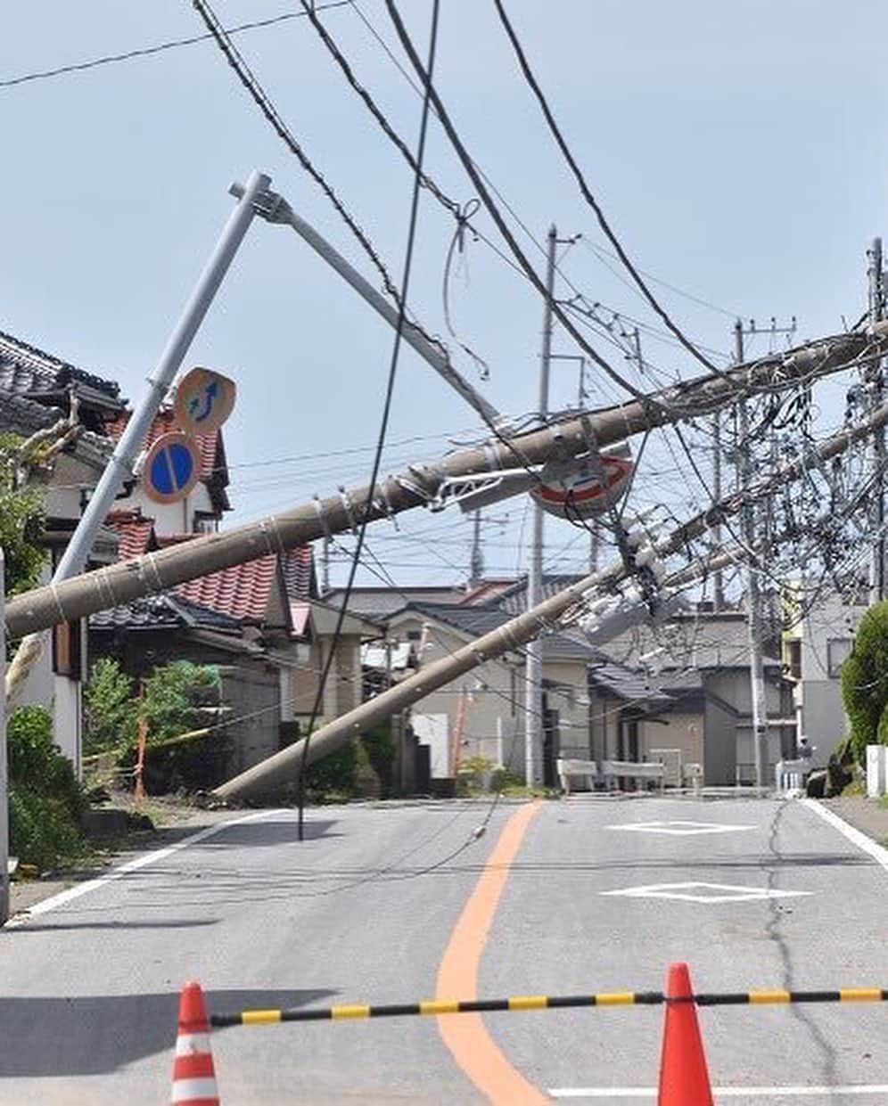 かおるさんのインスタグラム写真 - (かおるInstagram)「こんにちは、かおるです。  今年2019年9月9日、台風15号が日本本土に直撃し、今現在も停電や建物崩壊の被害が続いています。  まず被災地の現状自体がなかなかニュースにならない為、「どんな状況なのかも知られていないのでまずは知って欲しい」という現地の方々の要望を受け取り、私のTwitterやInstagramなどで必要な支援物資や現状の写真、被災地の様子などを拡散してきました。  そんな中フォロワーの方からインターネットからできる募金があると聞き、少なからずですが私からも募金をさせて頂きました。  今回この募金をしたとお知らせする理由は前にもお話しましたが、私が行動したことによってインターネットでも募金ができるということを知ってもらうこと・少額でも構わないので皆さんが少しでも真似して募金をしていただけたら、という願いからです。  私が行った募金は500円から募金できますし、継続募金もすることができます。  物資の直接支援となると様々な規約や制限があり、実際に動き出すまで時間がかかってしまうのが現実です。 が、こうやってインターネットでスマホさえあれば募金ができる世の中です。  また、募金が出来ない方にも今現在、日が落ちた中暗く、ジメジメとした残暑が残る中エアコンや電気がなく過ごしている被災者の方がたくさんいるという事実を知っていただけたらと思います。  皆さんの小さな気持ちが合わさり、大きな力となります。よろしくお願いします。  지금 일본에 15호 태풍으로 치바현쪽에 많은 피해가 생겼습니다. 그런데 뉴스나 미디어로 정보가 잘 알려지지 않는 상황이고 실제 피해를 보신분들이 많다는걸 잘 모르는 상황이라고 많은 연락이 왔습니다.  그래서 저도 지난번 강원도 산불 피해때와 같이 약간의 기부를 하였고, 이게 조금이라도 도움이 되길 바래서 알리게 됐습니다.  제가 이렇게 기부를 알리는건 지난번에 말을 했듯이 저를 통해서 더 많이 알게되서 같이 했으면 하는 마음에서 알리는 겁니다.  직접 가지는 못하더라도 인터넷 모금으로도 도움을 줄 수 있으니 많은 알림과 도움 부탁드립니다.  작은 마음이 모여서 큰 힘이 된다고 생각해요. ▼私が行ったインターネット募金サイト▼ https://donation.yahoo.co.jp/」9月14日 18時12分 - kaoru91819