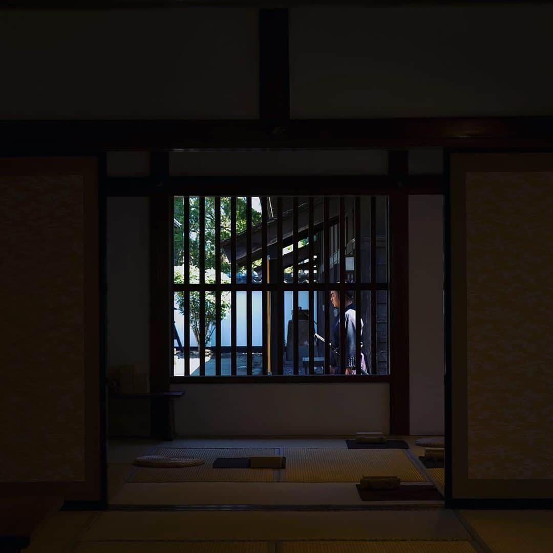 のインスタグラム：「・ 光と影 | Light and shadow 江戸の町の物語の一部になりませんか？ Want to be part of an Edo story? ・ ・ #侍 #変身処時空 #貸衣装 #江戸の風景 #日本の風景 #江戸時代 #江戸ワンダーランド日光江戸村 #江戸ワンダーランド #日光江戸村 #日光 #江戸 #いざ江戸へドロン #samurai #wafuku #kimono #katana #japantrip #edoera #ig_japan #edo #beautifuljapan #japanese_history #instagramjapan #jp_gallery #edowonderland #nikko #japan #edo」