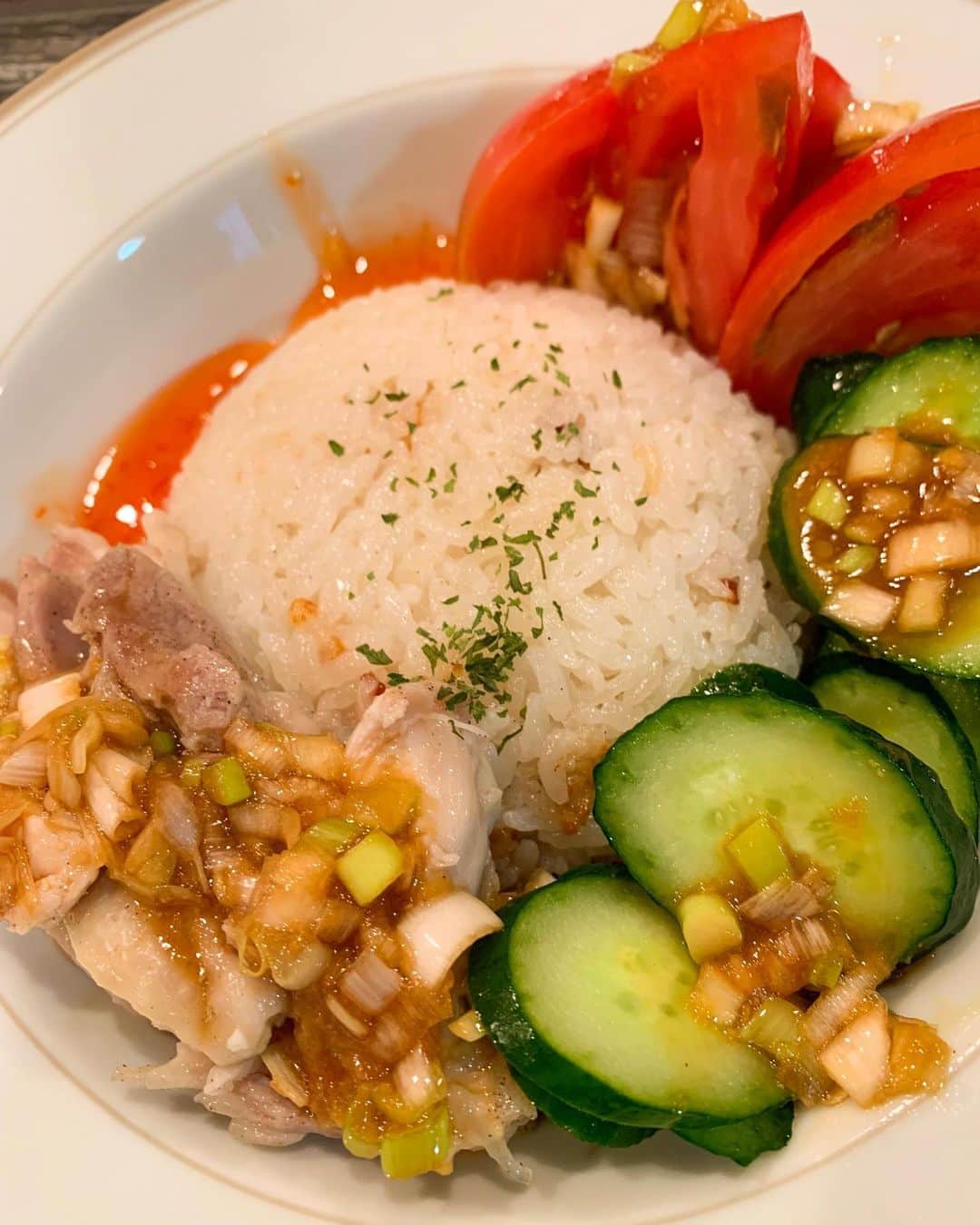 亜希子さんのインスタグラム写真 - (亜希子Instagram)「今日も、お籠りで自宅仕事。 ・ 合間に、せめて美味しいものを食べたくて、土鍋でカオマンガイを炊く。 ・ 前日から仕込んでおいた昆布だしで、お米を炊く。その際、鶏むね肉と、青ネギの切れ端、生姜も一緒に炊く。 ・ あとはエスニックソース(味噌、醤油、レモン汁、オイスターソース、ナンプラー、塩、砂糖、長ネギみじん切り、生姜の絞り汁、ごま油、少量の水)を適当に混ぜたやつ掛ける。 ・ 調味料の対比は、だいたい1:1。全て、適当で構いません。 #亜希子のズボラ飯」9月14日 18時22分 - akiko_ohki