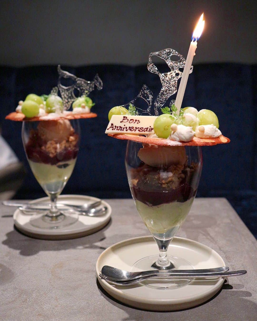 のインスタグラム：「hotel koe tokyoで期間限定で開催されていた パティスリィ アサコイワヤナギ（PÂTISSERIE ASAKO IWAYANAGI）さんによるスイーツとペアリングドリンクを楽しめるアフタヌーンティーへ✨ . 焼き葡萄とブリードモーのチーズタルトにはヒバの香りの葡萄ジュースが、 賀茂茄子と白ナス、鴨とネギのキッシュにはスープのような透き通ったトマトジュース そしてパルフェビジューレザンkoeスペシャルにはブラジルドンシルベリオのコーヒーが😊 . もう幸せでしかなかったです☺️✨✨ . 3ヶ月の期間限定で今月が最後とのこと。 また来年も開催してほしいなぁ😍 . . . #パティスリィアサコイワヤナギ  #PÂTISSERIEASAKOIWAYANAGI #hotelkoetokyo #koehotel #hotelkoe #hotelkoetokyo #アフタヌーンティー #パフェ #キッシュ #ケーキ #スイーツ #パフェ活」