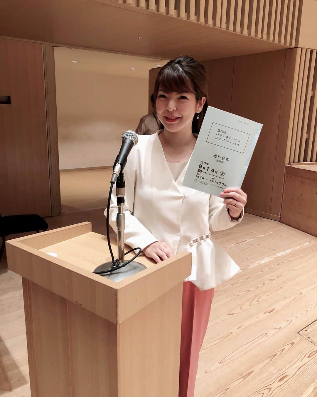 倉窪莉沙のインスタグラム：「* 毎年恒例！ 京都で司会のお仕事🎤 今年も無事終わりました✨ 皆様ありがとうございました。 . #いきいきコーラスフェスティバル #京都新聞 #アナウンサー #MC #司会 #ママ時々アナウンサー #ママウンサー #京都 #kyoto #京都コンサートホール #合唱 #パイプオルガン」