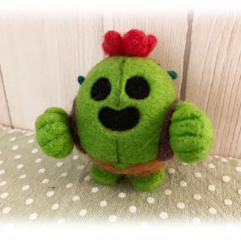 松本ぷりっつのインスタグラム：「ブロスタのスパイク❤  #ブロスタ #brawlstars  #brawler  #スパイク #羊毛フェルト  #needlefelted  #needlfelting」