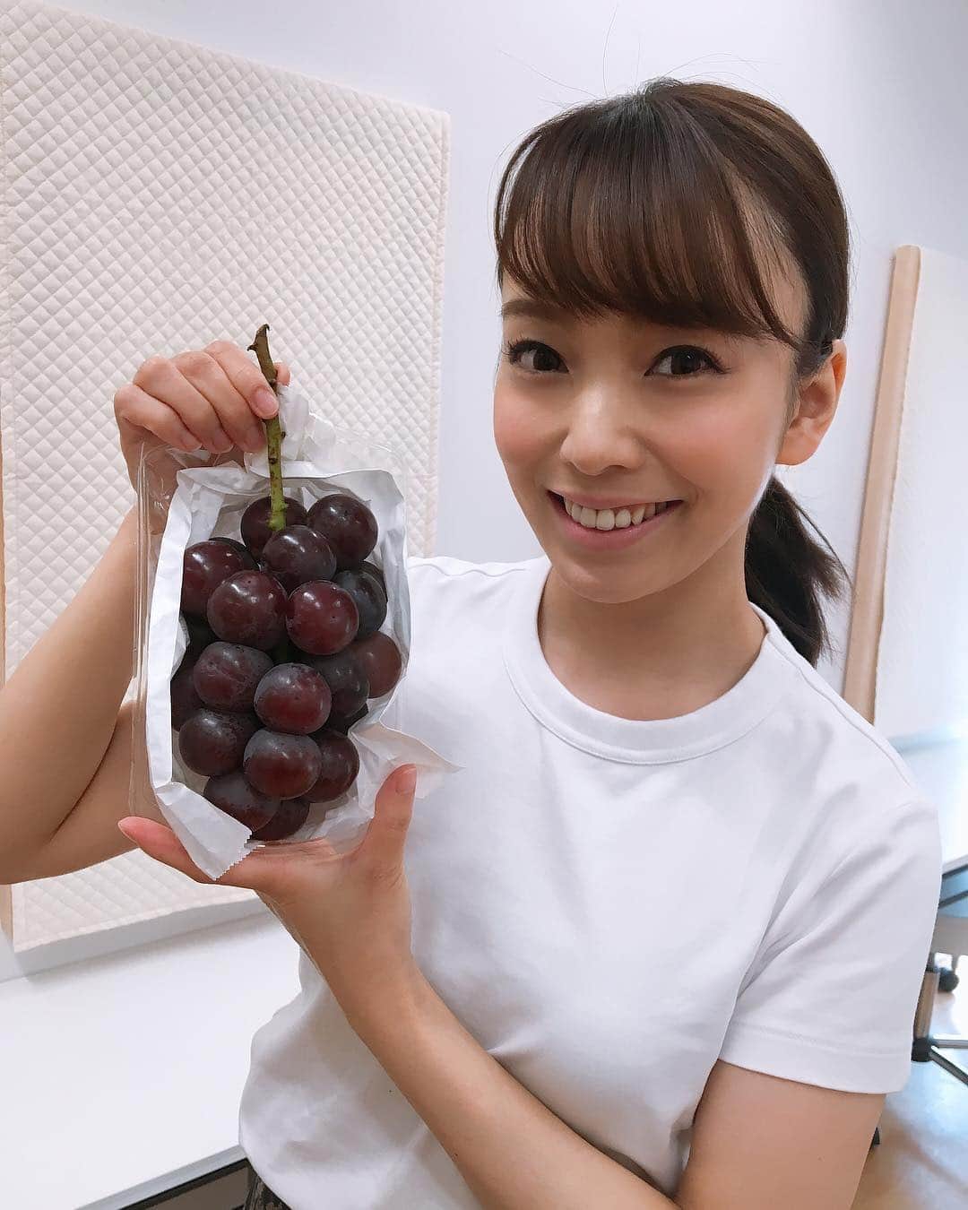杜このみのインスタグラム：「ファンの方から頂いたぶどう。 とっても大きいー！！！✨ そろそろ大好きなぶどうのシーズンでわくわくします😊💕」
