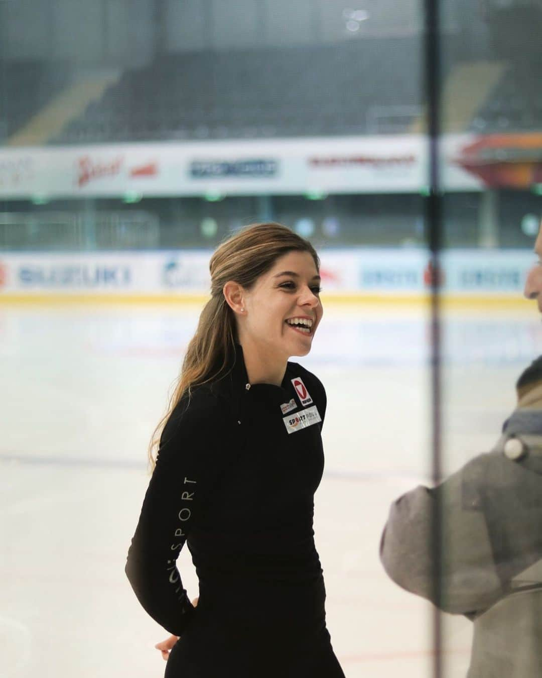 ミリアム・ツィーグラーのインスタグラム：「Did somebody say it‘s the weekend? Happy moments are even better when shared. Thank you @heeressportzentrum @chiquesport @johnwilsonblades @edeaskates @skateaustria @eisteamsalzburg for supporting my every move ❤️ #happyplace #happyme #traininstyle」