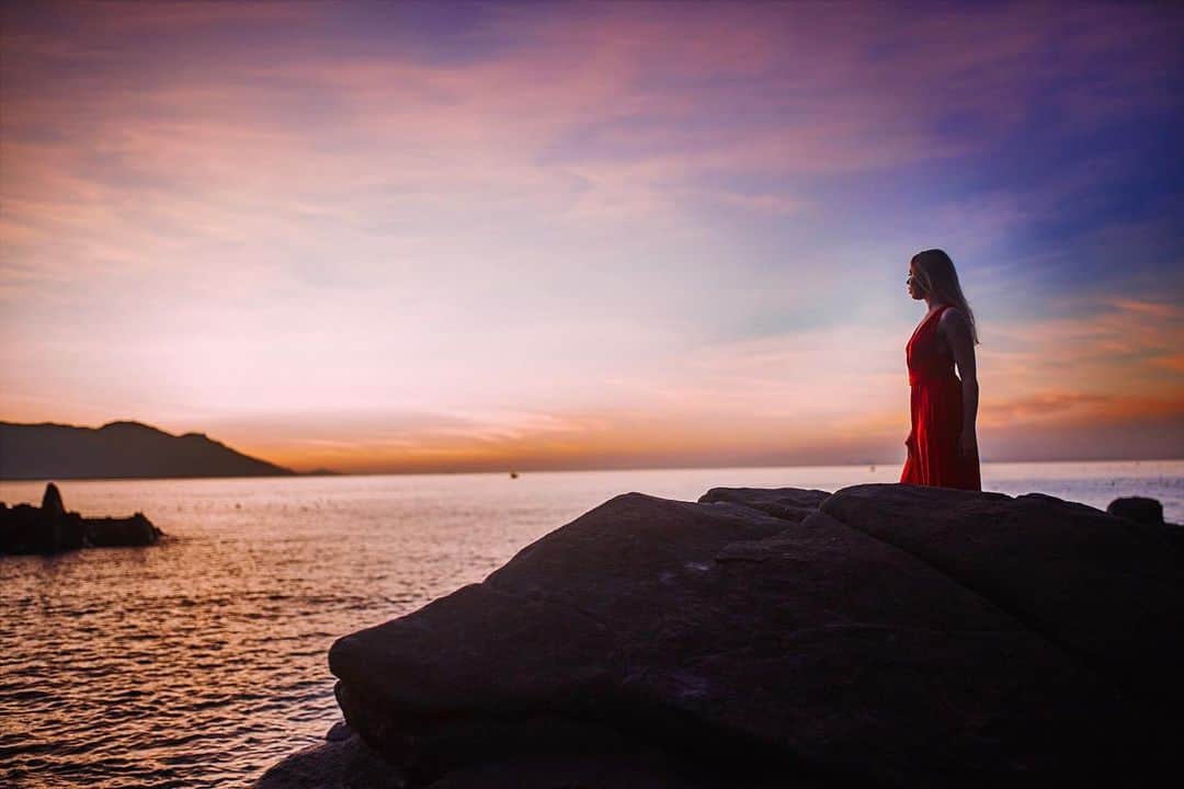 ALINA AKULAのインスタグラム：「пришла ко мне сестра таланта, но не достала до звонка . #sunrise #красивыйвосход #alina__akula #фотовьетнам #восход #sea #солнце #небонутые #п0cдеднeeдыхание14 #kommentssc」