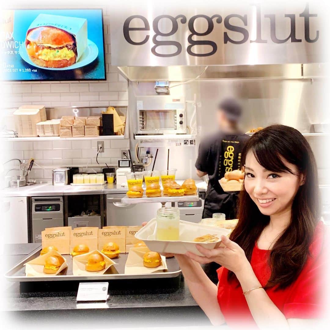 柴本愛沙さんのインスタグラム写真 - (柴本愛沙Instagram)「🍳 卵好きが卵好きのために作った、 LA NO.1の卵料理専門店「eggslut」✨ 究極のエッグサンドが食べられる行列店として 話題だったお店が、日本にも上陸しました☆ 新宿サザンテラスにオープンです！  先日、レセプションパーティがあったので 行ってきました♪ ♪ “究極のエッグサンド”は、 ふわふわ&とろとろの新食感🍳 “スラット”は、ポテトピュレと半熟卵が濃厚で、 カリッと焼いたバゲットによく合います！ 瓶に入ってるのもかわいい。  ブーランジェリー「BOUL’ANGE」や、 ロブスターロール専門店「LUKE’S LOBSTER」も 併設されていて同時オープンだったので、 焼きたてのパンやスコーン、 キャビアが乗ったロブスターロールなども 試食させていただきました。  またゆっくり行きたいです☆  #eggslut #エッグスラット #究極のエッグサンド #日本上陸 #エッグサンド #レセプション #reception #egglovers #卵料理専門店 #lukeslobster_jp #ルークスロブスター #lobster #crab #shrimp #seafood #ロブスターサンド #seafood #eggsontheregs  #boulange #ブールアンジュ #パン #bread #croissant #クロワッサン #フードホール #新宿 #新宿サザンテラス #NEWOPEN #pr」9月14日 18時54分 - aisa_shibamoto