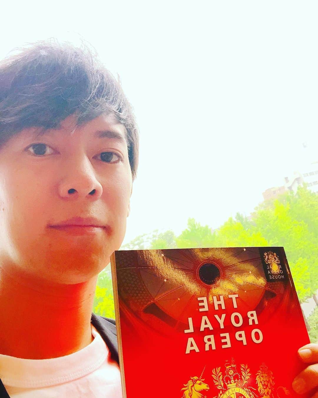 松阪ゆうきのインスタグラム：「今日は、 ご招待頂き、 久しぶりのオペラを観劇。  英国ロイヤルオペラ🇬🇧来日公演 ヴェルディ『オテロ』に行ってきました。  まあ素晴らしい舞台でした。 世界のオペラとはこんななんですな💕  詳しくはブログに書いてるから ブログも観てね^ ^  知り合いが沢山出ている、 今日初日ミュージカル『怪人と探偵』の劇場を横目に県民ホールに行ってきました。  怪人と探偵はまた別日に😉  #ロイヤルオペラ #オテロ #ヴェルディ #怪人と探偵 #横浜 #神奈川県民ホール #kaat」