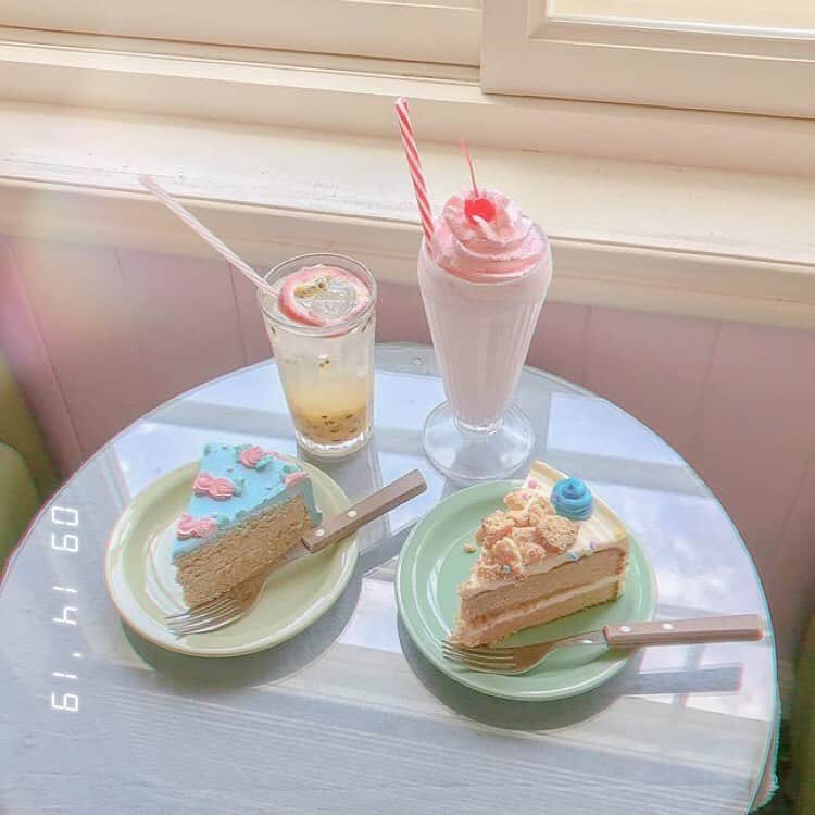 「SNOW」顔認識カメラアプリさんのインスタグラム写真 - (「SNOW」顔認識カメラアプリInstagram)「#カフェ巡り﻿ ﻿ ☕️ #dingacakehouse (延南洞)﻿ 外観から店内まで可愛いカフェ🌈﻿ まるでおもちゃのような﻿ 可愛い色のケーキはボリュームも味もgood🙏﻿ ﻿ #snowcam #snowアプリ #instagood #l4l #instalove #フィルター #インスタ加工  #今日の記録 #映え #お洒落さんと繋がりたい #ケーキ #映えスポット #韓国グルメ #韓国観光 #韓国カフェ #延南洞カフェ #延南洞 #ヨンナムドンカフェ #韓国好きな人と繋がりたい #韓国旅行」9月14日 19時07分 - snow_japan