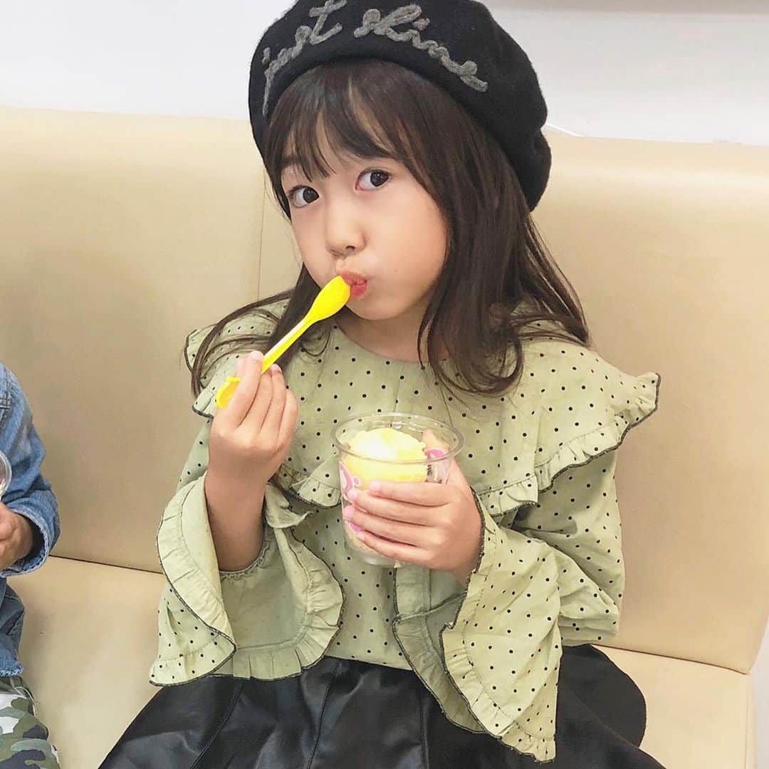 かなのインスタグラム：「． 秋コーデ💚🖤💚 可愛すぎてヘビロテしちゃう🤤💕 ． 結局昨日迷った挙句… バチェラー観ました🥺🌹 たくさんDMでも観てるよ〜って人多かった❤️ 色々言いたいけどネタバレになっちゃうよね🤫 アレコレ言いたいわ〜🤣💕 ． ． #娘#娘コーデ#秋コーデ#セットアップ#かわいい#zara#キッズコーデ#バチェラー」